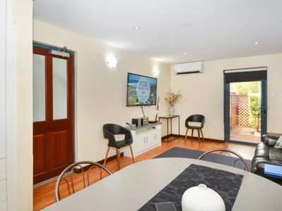 Search and Stay destination Middleton Beach, WA - Australia from AU$ 257. Dolphin Lodge - 3 Bedroom Apartment