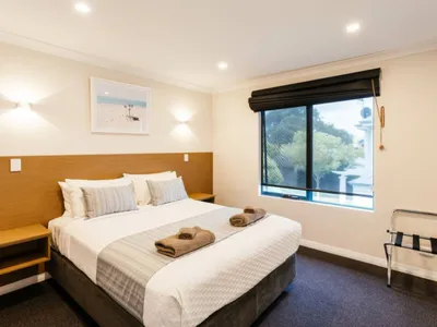 Search and Stay destination Middleton Beach, WA - Australia from AU$ 365. Dolphin Lodge - 2 Bedroom King Spa Fully Self Contained