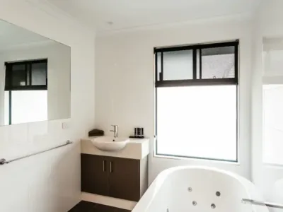 Search and Stay destination Middleton Beach, WA - Australia from AU$ 365. Dolphin Lodge - 2 Bedroom King Spa Fully Self Contained