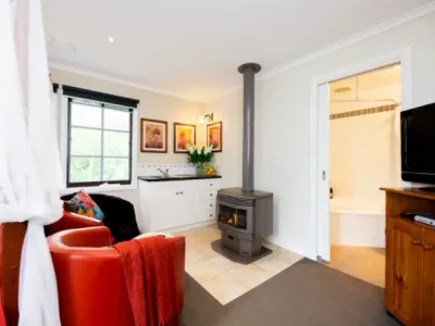 Search and Stay destination Kalorama, VIC - Australia from AU$ 220. Holly Lodge - Honeymoon Suite