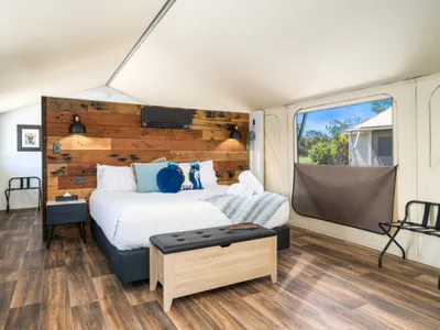 Search and Stay destination Sharon, QLD - Australia from AU$ 300. Splitters Farm - Deluxe Glamping Safari Tent