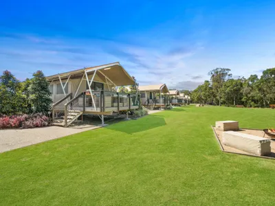 Search and Stay destination Sharon, QLD - Australia from AU$ 300. Splitters Farm - Deluxe Glamping Safari Tent