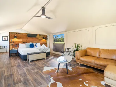 Search and Stay destination Sharon, QLD - Australia from AU$ 300. Splitters Farm - Deluxe Glamping Safari Tent