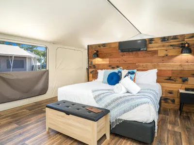 Search and Stay destination Sharon, QLD - Australia from AU$ 300. Splitters Farm - Deluxe Glamping Safari Tent