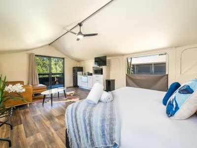 Search and Stay destination Sharon, QLD - Australia from AU$ 300. Splitters Farm - Deluxe Glamping Safari Tent
