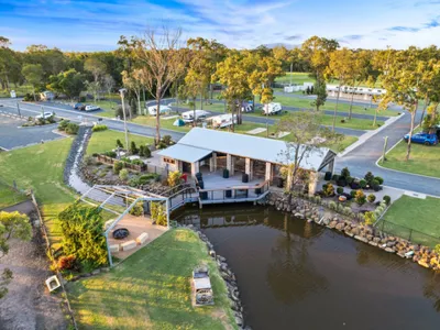 Search and Stay destination Sharon, QLD - Australia from AU$ 300. Splitters Farm - Deluxe Glamping Safari Tent
