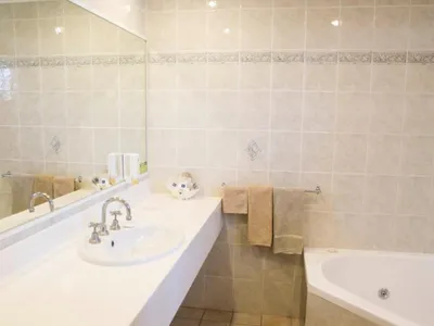 Search and Stay destination Dubbo, NSW - Australia from AU$ 185. Endeavour Court Motor Inn - Executive Spa Suite