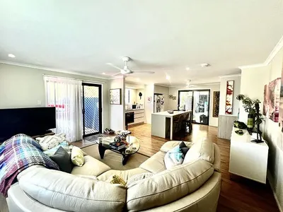 Search and Stay destination Burdell, QLD - Australia from AU$ 229. Kayleen Court 32