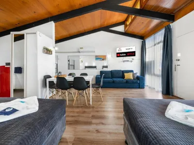 Search and Stay destination Long Jetty, NSW - Australia from AU$ 220. JETTY MOTEL THE ENTRANCE DELUXE FAMILY ROOM 420B