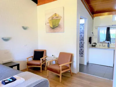 Search and Stay destination Long Jetty, NSW - Australia from AU$ 130. JETTY MOTEL THE ENTRANCE DELUXE QUEEN ROOM