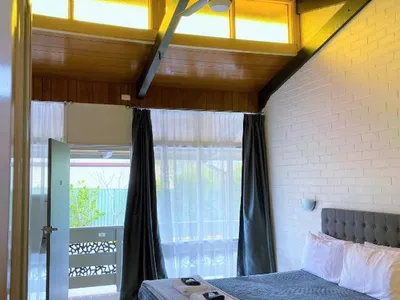 Search and Stay destination Long Jetty, NSW - Australia from AU$ 130. JETTY MOTEL THE ENTRANCE DELUXE QUEEN ROOM