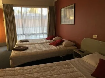 Search and Stay destination Queanbeyan, NSW - Australia from AU$ 199. Parkway Motel - Family Spa Room