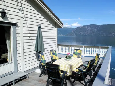 Search and Stay destination Fresvik, Vestland fylke - Norway from AU$ 148. Hovsfjellet (FJS616)