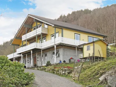 Search and Stay destination Reksteren, Vestland - Norway from AU$ 185. Gule huset (FJH639)