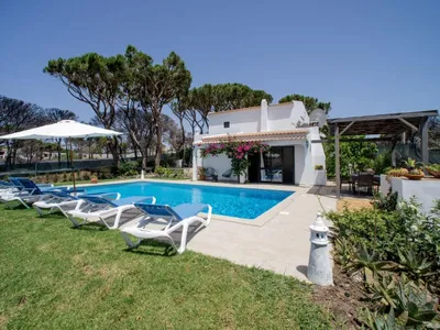 Search and Stay destination Loulé, Faro - Portugal from AU$ 431. Estrela (VDL101)