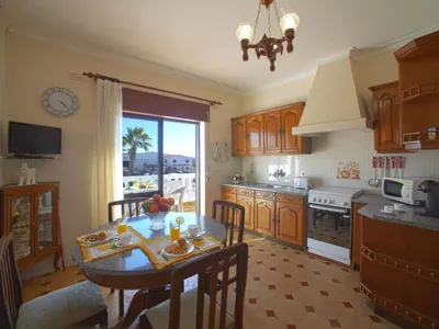 Search and Stay destination Guia, Faro - Portugal from AU$ 221. Lírio