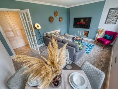 Search and Stay destination Gloucestershire, England - United Kingdom from AU$ 358. 2 Bed Chic Modern Stylish Apt -Sleeps 6 w/Parking