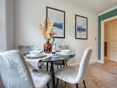 Search and Stay destination Gloucestershire, England - United Kingdom from AU$ 358. 2 Bed Chic Modern Stylish Apt -Sleeps 6 w/Parking