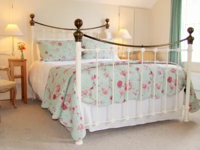Search and Stay destination Lobhillcross, England - United Kingdom from AU$ 250. Lobhill Farmhouse | The Green Room | Bed and Breakfast