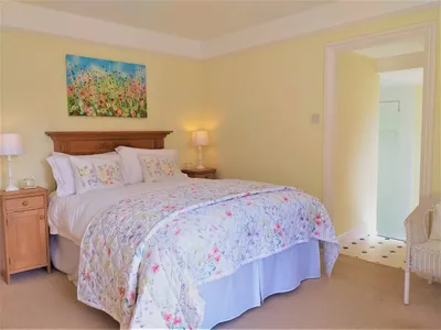 Search and Stay destination Lobhillcross, England - United Kingdom from AU$ 218. Lobhill Farmhouse | The Yellow Room | Bed and Breakfast