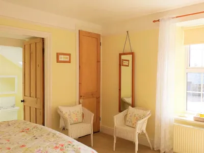 Search and Stay destination Lobhillcross, England - United Kingdom from AU$ 218. Lobhill Farmhouse | The Yellow Room | Bed and Breakfast