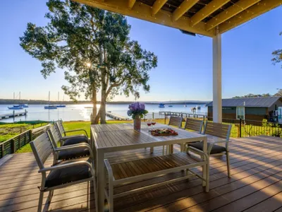 Search and Stay destination Mannering Park, NSW - Australia from AU$ 550. Sand Waterfront Lake House Lake Macquarie