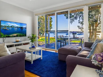 Search and Stay destination Mannering Park, NSW - Australia from AU$ 550. Sand Waterfront Lake House Lake Macquarie