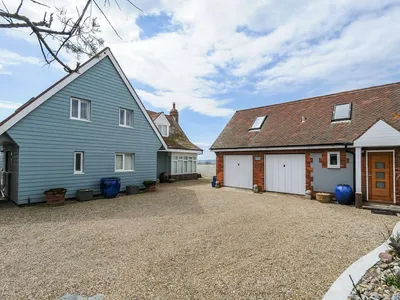 Search and Stay destination Selsey, England - United Kingdom from AU$ 955. Selsey Beach House