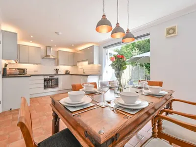 Search and Stay destination Charlestown, England - United Kingdom from AU$ 983. Sea Breeze
