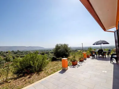 Search and Stay destination Libero consorzio comunale di Siracusa, Sicilia - Italy from AU$ 361. Orange