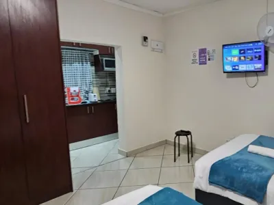 Search and Stay destination Cape Town, WC - South Africa from AU$ 144. Goshen Lodge Spencer - Family Studio